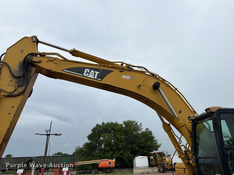 image for item NA9387 2006 Caterpillar 330D excavator