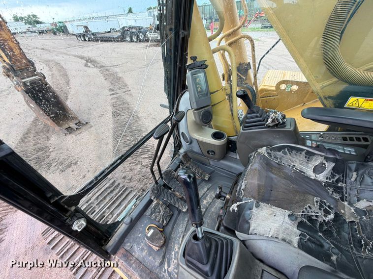 image for item NA9387 2006 Caterpillar 330D excavator