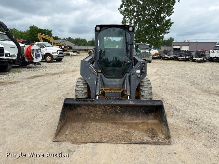 image for item ND9504 2017 John Deere 324E skid steer loader