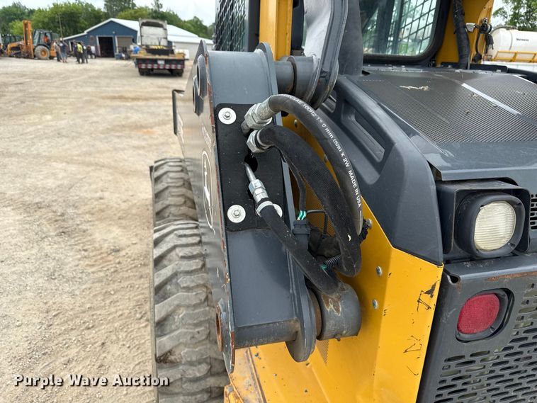 image for item ND9504 2017 John Deere 324E skid steer loader