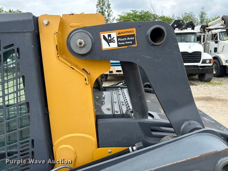 image for item ND9504 2017 John Deere 324E skid steer loader