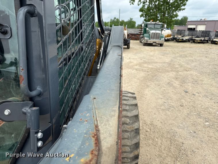 image for item ND9504 2017 John Deere 324E skid steer loader