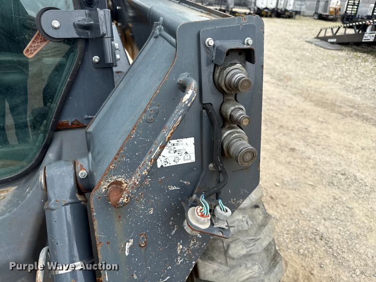 image for item ND9504 2017 John Deere 324E skid steer loader