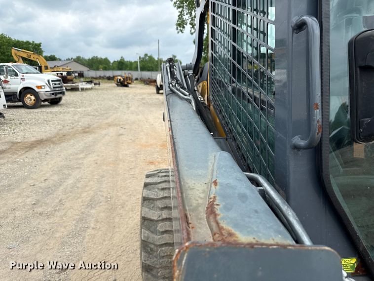 image for item ND9504 2017 John Deere 324E skid steer loader