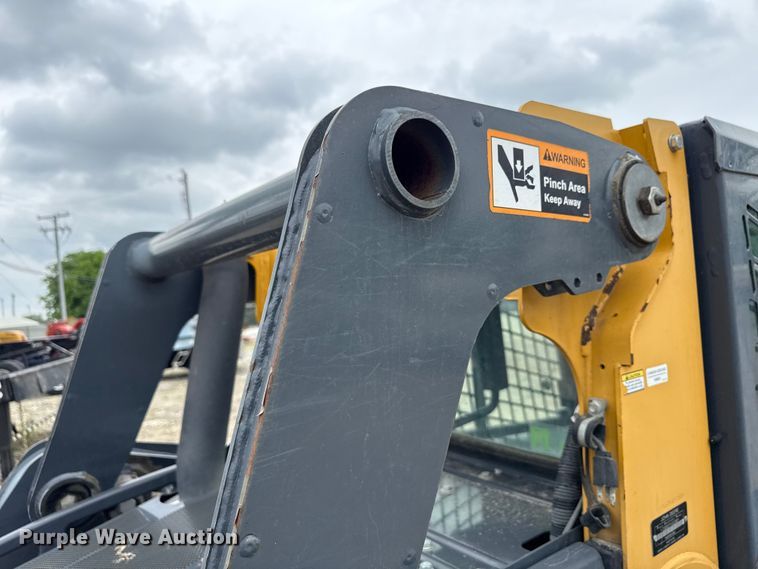 image for item ND9504 2017 John Deere 324E skid steer loader