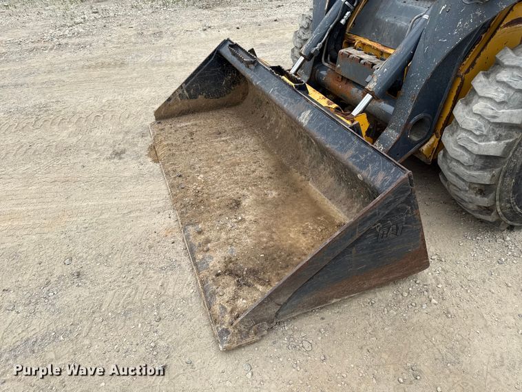 image for item ND9504 2017 John Deere 324E skid steer loader