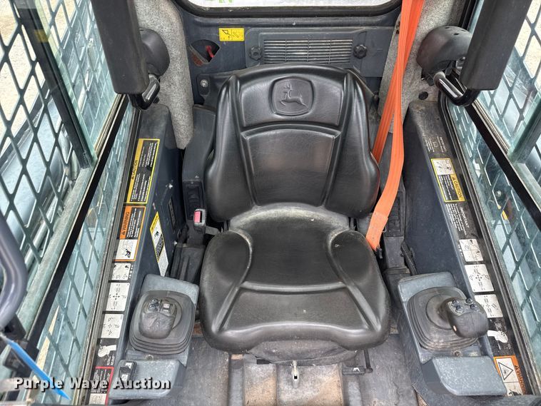 image for item ND9504 2017 John Deere 324E skid steer loader
