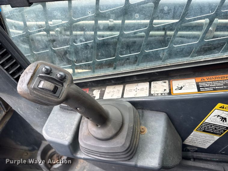 image for item ND9504 2017 John Deere 324E skid steer loader
