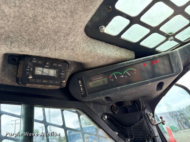 image for item ND9504 2017 John Deere 324E skid steer loader