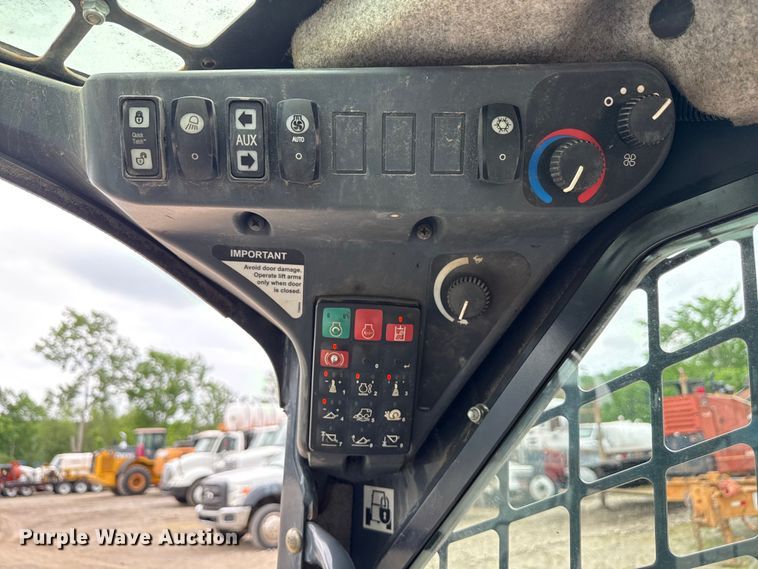 image for item ND9504 2017 John Deere 324E skid steer loader