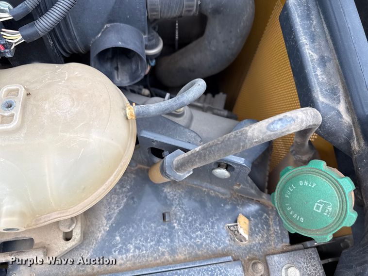 image for item ND9504 2017 John Deere 324E skid steer loader
