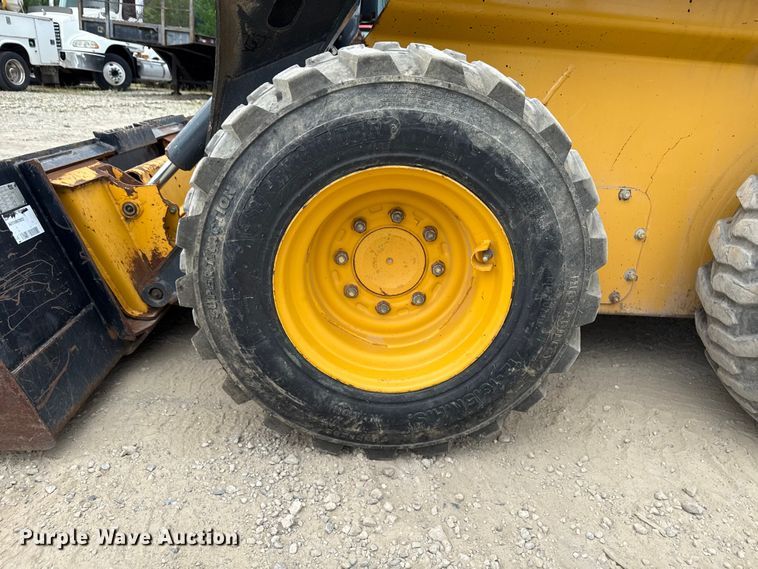 image for item ND9504 2017 John Deere 324E skid steer loader