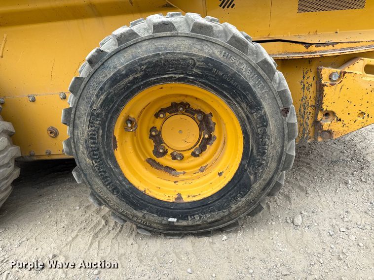 image for item ND9504 2017 John Deere 324E skid steer loader