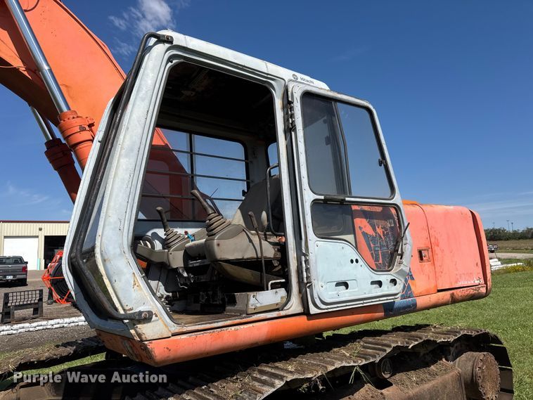image for item NJ9031 1990 Hitachi EX200LC-2 excavator