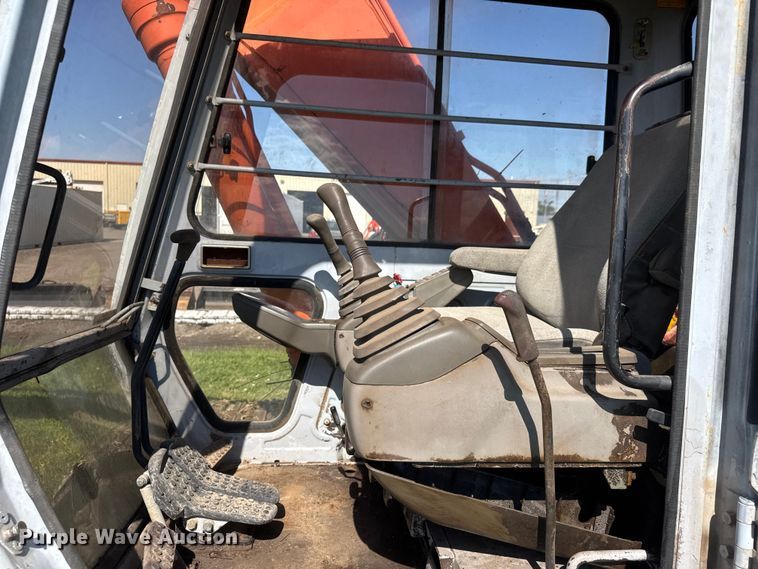 image for item NJ9031 1990 Hitachi EX200LC-2 excavator