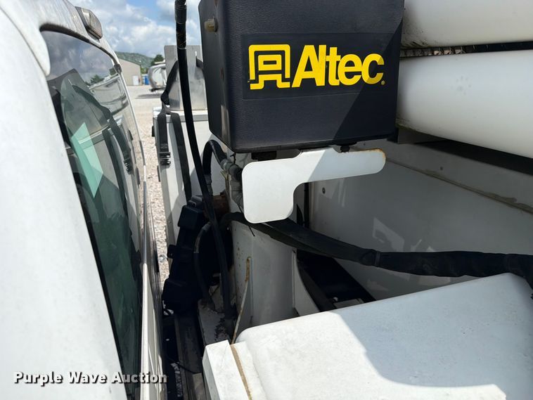 image for item YA2691 2013 Ford F450 Super Duty bucket truck