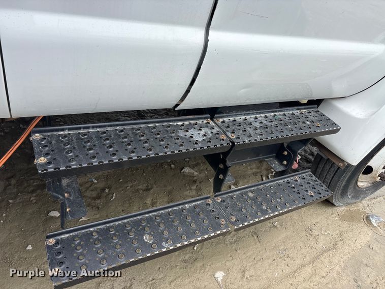 image for item YA2815 2015 Ford F650 Super Duty chipper truck