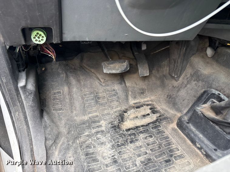 image for item YA2815 2015 Ford F650 Super Duty chipper truck
