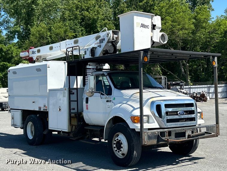 image for item YA2822 2015 Ford F750 Super Duty forestry bucket truck