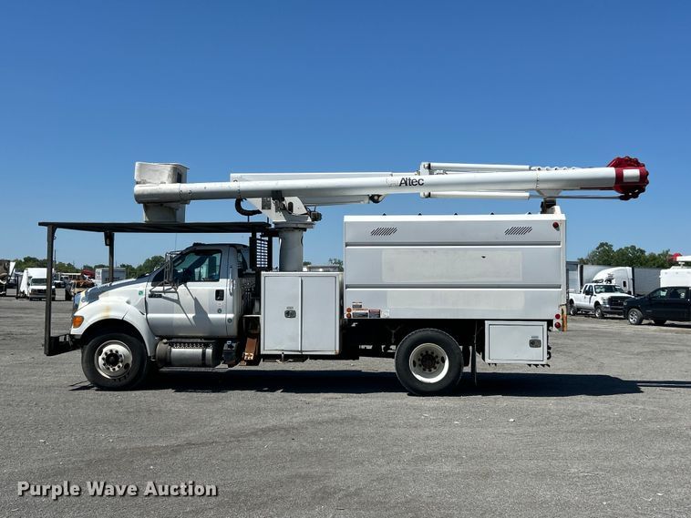 image for item YA2822 2015 Ford F750 Super Duty forestry bucket truck