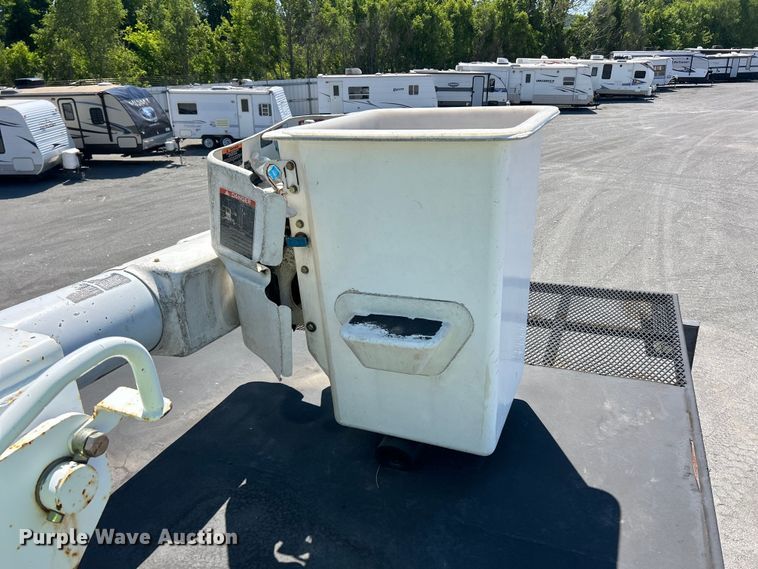 image for item YA2822 2015 Ford F750 Super Duty forestry bucket truck