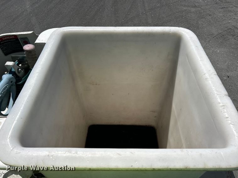 image for item YA2822 2015 Ford F750 Super Duty forestry bucket truck