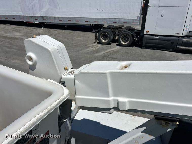 image for item YA2832 2016 Ford F550 Super Duty bucket truck