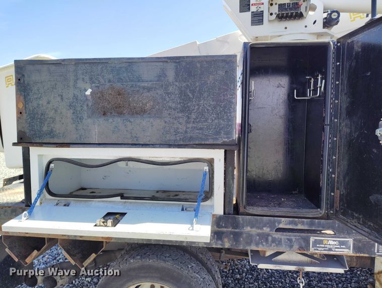 image for item YA2837 2016 Ford F550 Super Duty bucket truck