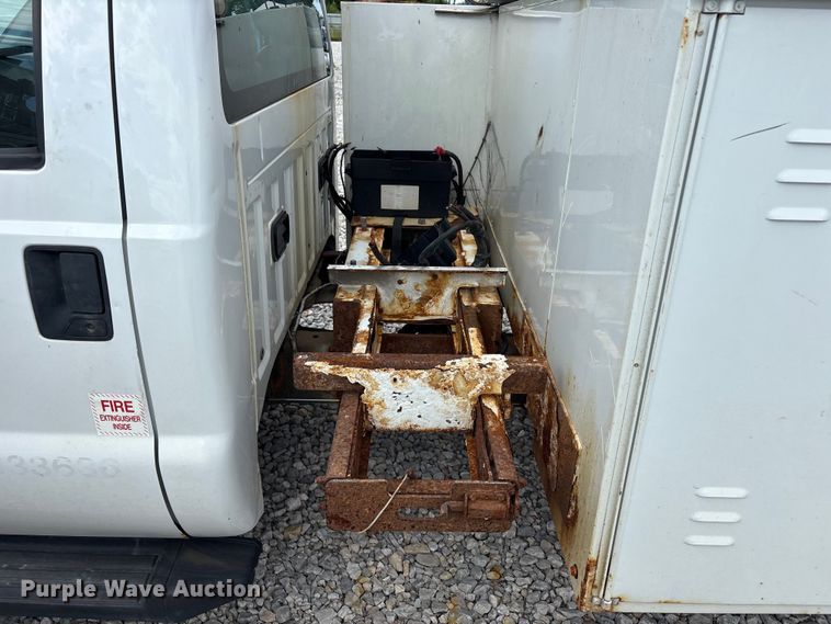 image for item YA3112 2013 Ford F450 Super Duty  utility / service truck