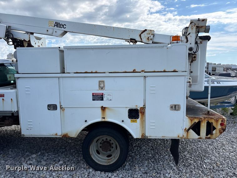 image for item YA3113 2013 Ford F450 Super Duty bucket truck