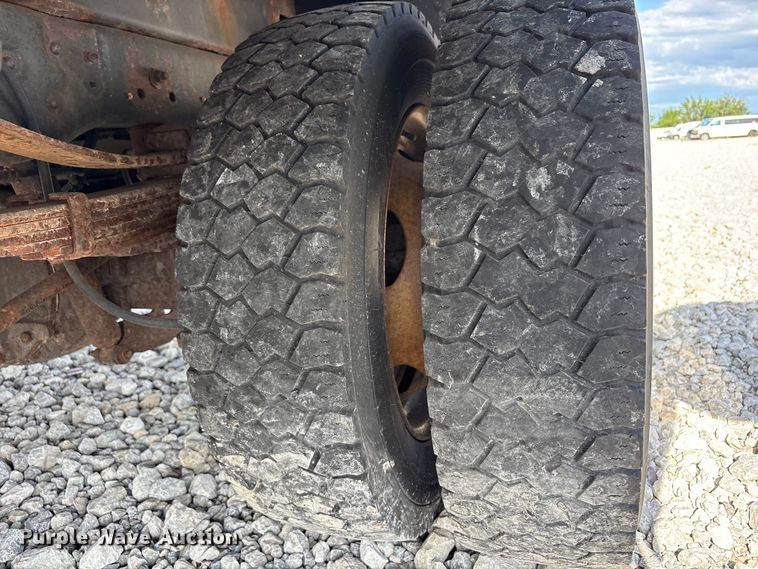 image for item YA3131 2015 Ford F450 Super Duty utility / service truck