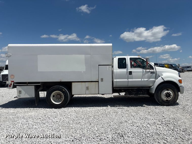image for item YA3188 2015 Ford F750 Super Duty chipper truck
