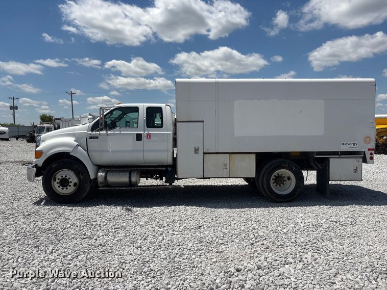 image for item YA3188 2015 Ford F750 Super Duty chipper truck