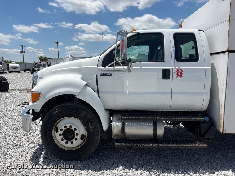 image for item YA3188 2015 Ford F750 Super Duty chipper truck