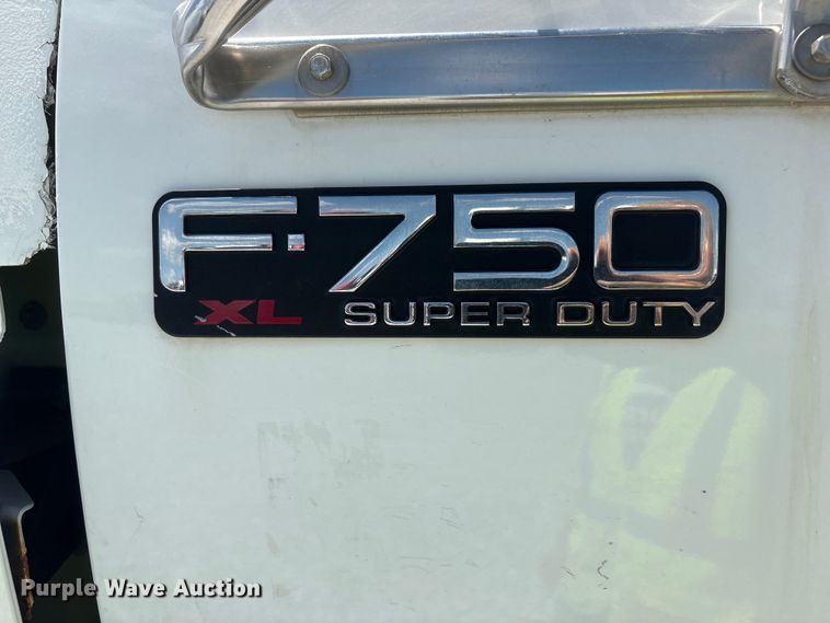 image for item YA3188 2015 Ford F750 Super Duty chipper truck