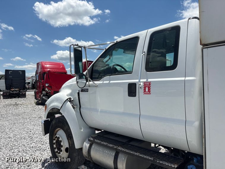 image for item YA3188 2015 Ford F750 Super Duty chipper truck