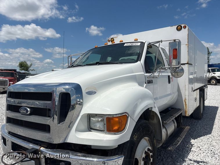 image for item YA3188 2015 Ford F750 Super Duty chipper truck