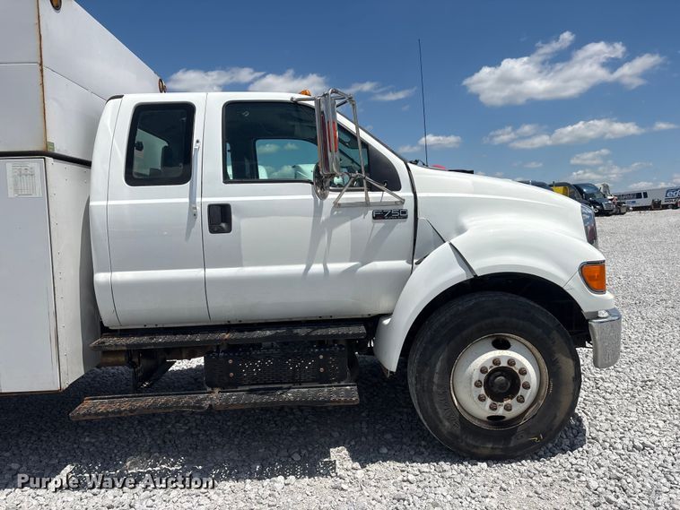 image for item YA3188 2015 Ford F750 Super Duty chipper truck