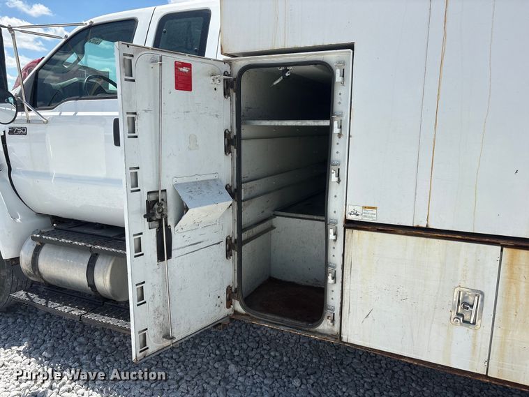 image for item YA3188 2015 Ford F750 Super Duty chipper truck