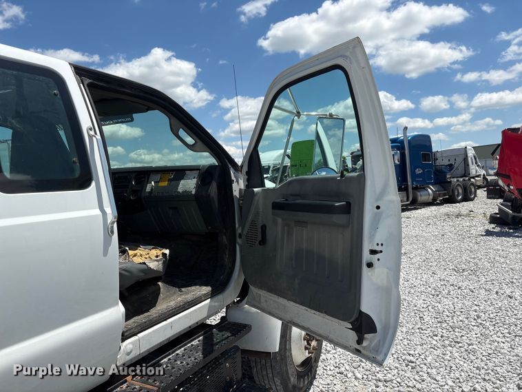 image for item YA3188 2015 Ford F750 Super Duty chipper truck