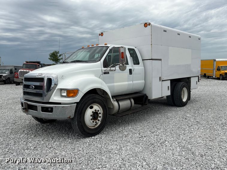 image for item YA3189 2015 Ford F750 chipper truck