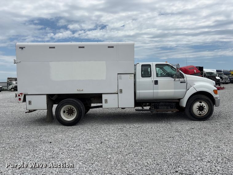image for item YA3189 2015 Ford F750 chipper truck