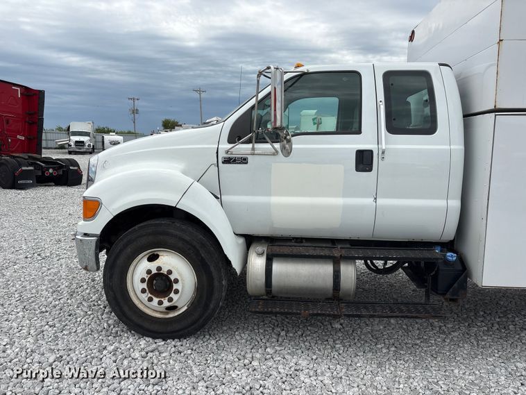 image for item YA3189 2015 Ford F750 chipper truck