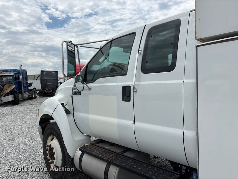 image for item YA3189 2015 Ford F750 chipper truck