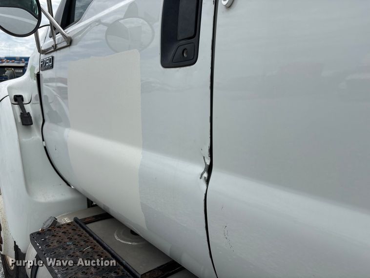 image for item YA3189 2015 Ford F750 chipper truck