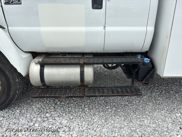image for item YA3189 2015 Ford F750 chipper truck