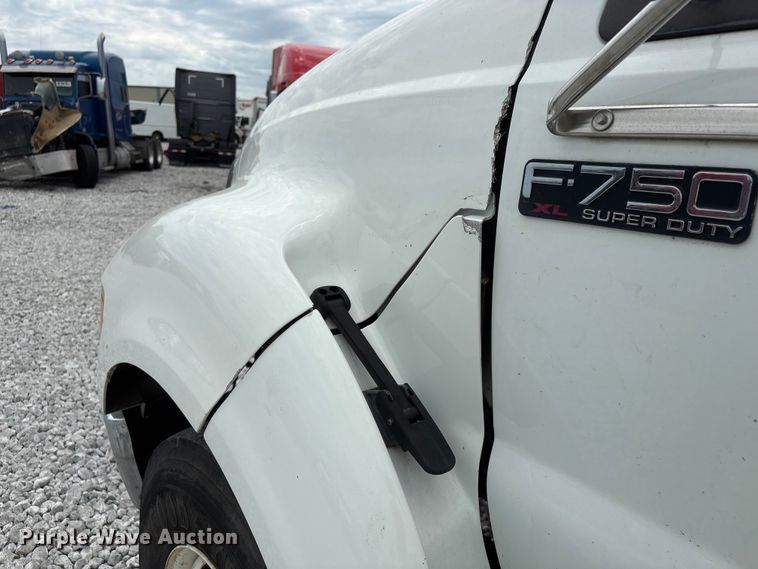image for item YA3189 2015 Ford F750 chipper truck