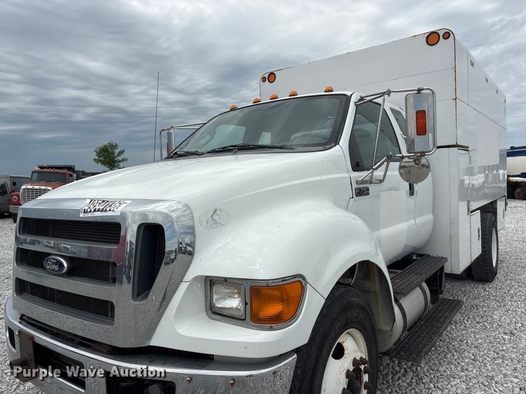 image for item YA3189 2015 Ford F750 chipper truck