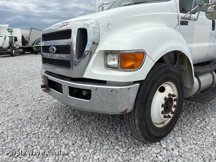 image for item YA3189 2015 Ford F750 chipper truck
