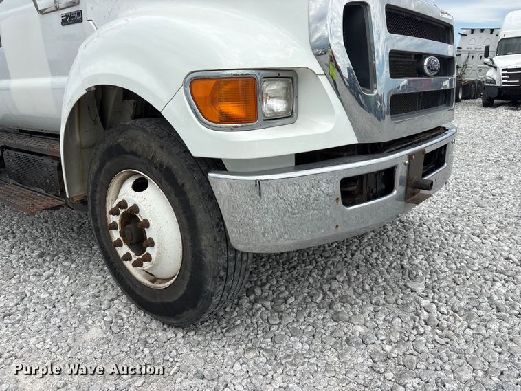 image for item YA3189 2015 Ford F750 chipper truck